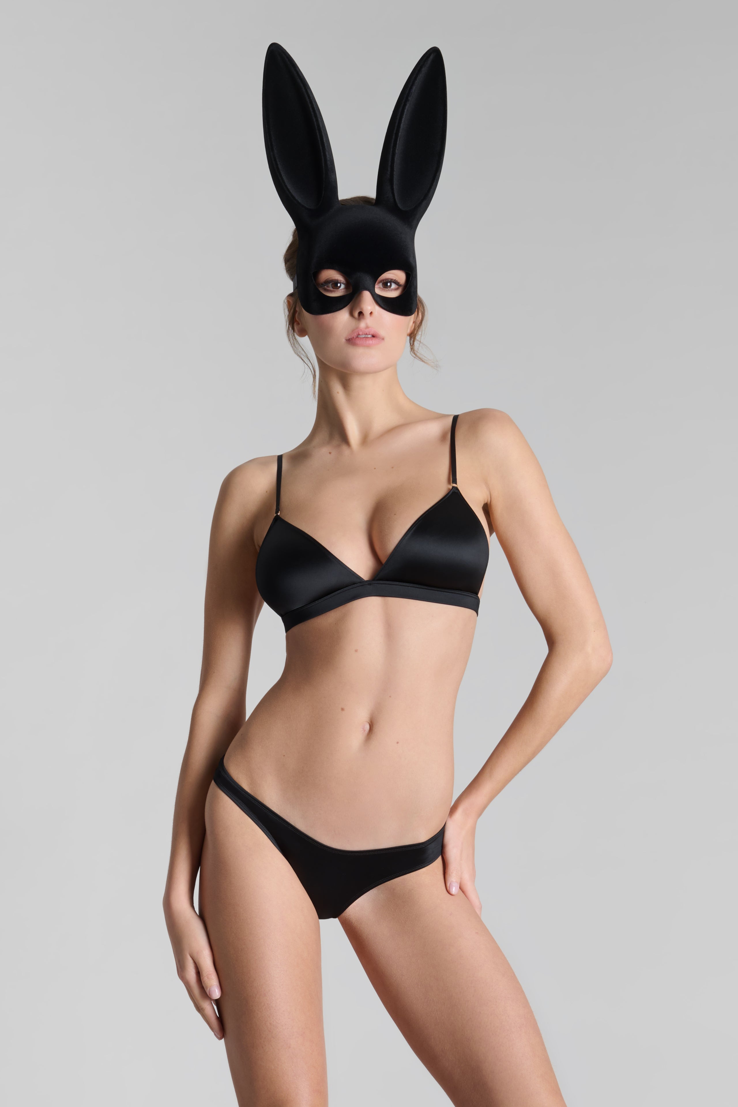 Velvet bunny mask with pompom - Les Fétiches